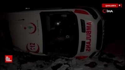 Şanlıurfa'da yoğun kar nedeniyle ambulans şarampole devrildi