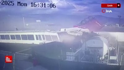 İzmir’de karşı şeride geçen tır üç araca çarptı