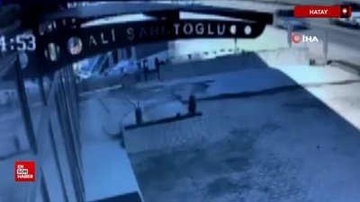 Hatay'da istinat duvarına çarpan kamyonet dereye düştü