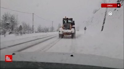 Karadeniz’de kapalı yollarda iş makinesi ile yol açma çalışması yürütüldü