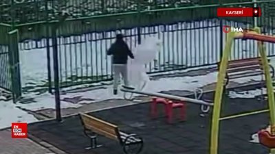 Kayseri'de biri kardan adamı yıktı, diğeri cenaze namazına durdu