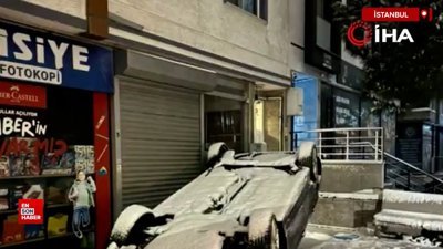 Beylikdüzü'nde kar küreme kamyonunun çarptığı otomobil ters döndü