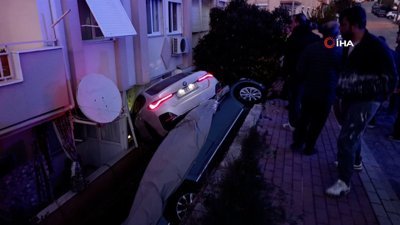 Antalya'da arabada sızdı, polisleri görünce aracıyla evin mutfağına daldı