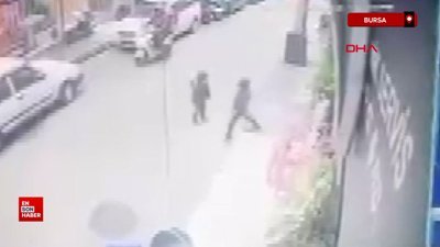 Arkadaşıyla kar topu oynayan çocuğa taksi çarptı