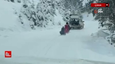 Çorum'da kızakları aracının arkasına bağladı, çocuklarını eğlendirdi