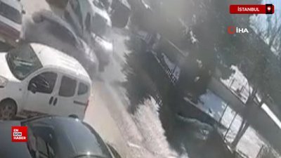 İstanbul'da buzlanan yolda kayan araç park halindeki otomobillere çarptı