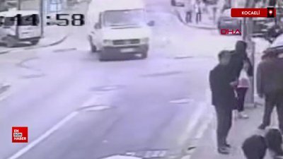 Kocaeli'de polisten kaçan sürücü, otomobiliyle motosiklete çarptı