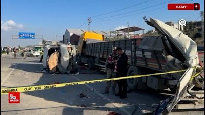 Hatay'da yolcu servisi park halindeki tıra çarptı