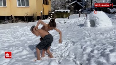 Artvin'de kardeşlerin kar üzerinde güreş antrenmanı