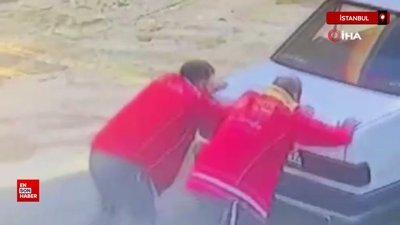 İstanbul Küçükçekmece'de çalışmayan arabayı iterken kaza yaptılar