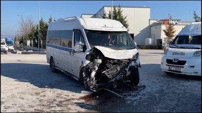 Manisa’da fabrikaya işçi taşıyan iki servis kavşakta çarpıştı