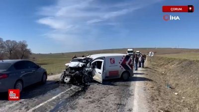 Çorum'da hafif ticari araçlar kafa kafaya çarpıştı