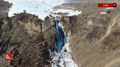 Kars'ta kış etkisini sürdürüyor: Şelale dondu, ağaç buzdan heykele döndü