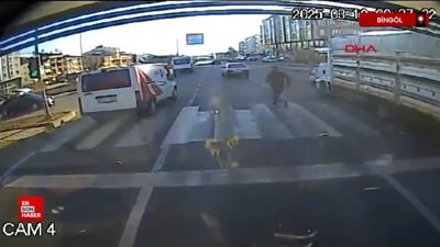 Bingöl'de indiği otomobil hareket edince peşinden koşarak tekrar bindi