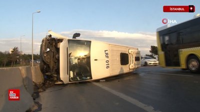 İstanbul Büyükçekmece’de servis minibüsü devrildi