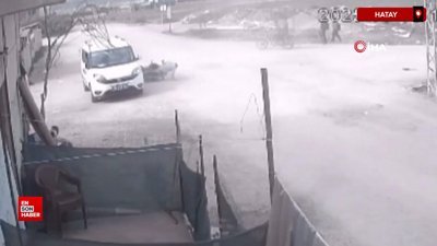 Hatay'da motosikletin hafif ticari araca ok gibi saplandığı kaza