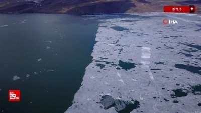Bitlis'te buzları çözülen Nazik Gölü’nden kartpostallık görüntüler
