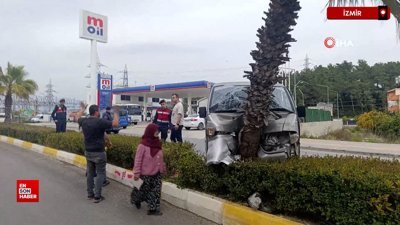 Manavgat'ta lastiği patlayan kamyonet palmiyeye çarptı