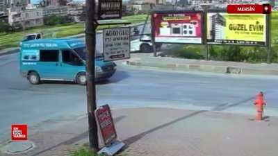 Mersin'de minibüsle çarpışıp savrulan otomobil kaldırımdaki yayaya çarptı