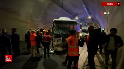 Sivas'ta yolcu midibüsü tıra çarptı