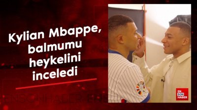 Kylian Mbappe, balmumu heykelini inceledi