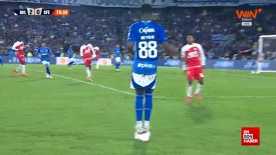 Kolombiya liginde topun üstüne çıkan oyuncu linç edilecekti