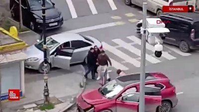 İstanbul Esenyurt'ta kaza yapan sürücü diğer aracın camına tekme attı