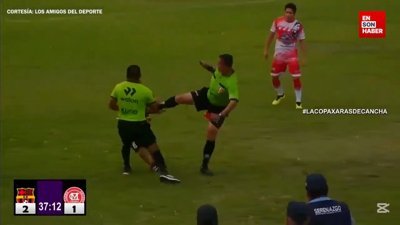 Peru'da oynanan maçta şaşkına çeviren anlar: Hakem uçan tekme attı