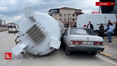 Kocaeli'de tırdan düşen gaz tankı, park halindeki otomobillere çarptı