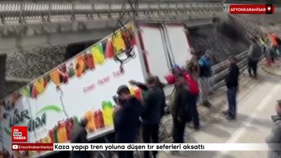 Afyonkarahisar'da kaza yapıp tren yoluna düşen tır seferleri aksattı
