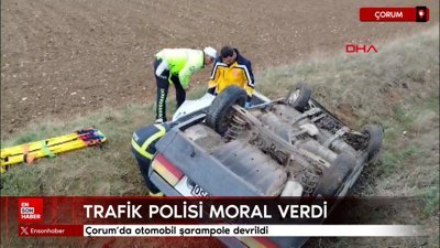 Çorum'da otomobil şarampole devrildi: Trafik polisi yaralıya moral verdi