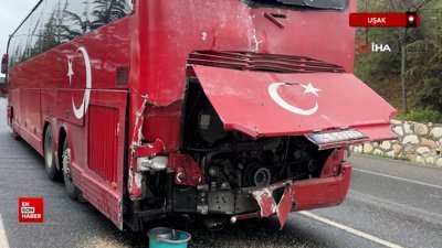 Uşak'ta iki işçi servis aracı çarpıştı