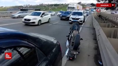 Samsun'da motosiklet otomobile çarptı