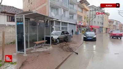 Bursa'da ehliyetsiz sürücünün kullandığı otomobil durağa çarptı
