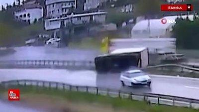 İstanbul Büyükçekmece'de kamyon devrildi