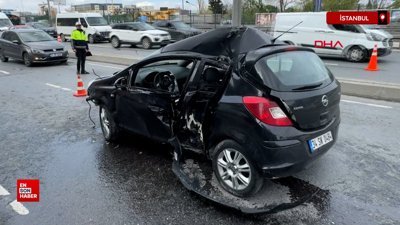 İstanbul'da otomobil kayarak refüj üzerindeki direğe çarptı