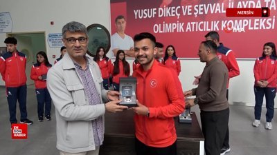 Yusuf Dikeç, genç sporculara hediyeler dağıttı