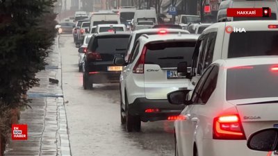 Hakkari'de aniden bastıran sağanak caddeleri göle çevirdi