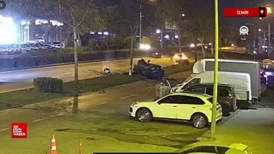 İzmir'de ağaca çarpan otomobilin sürücüsü hayatını kaybetti