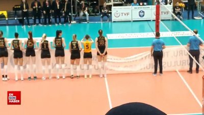 İlkin Aydın'ın ardından 3 voleybolcu daha polis pankartını tutmadı