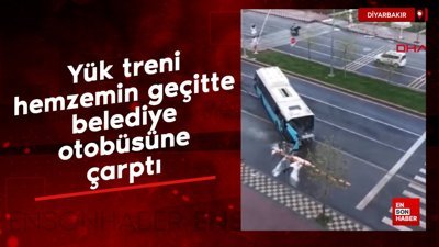 Diyarbakır'da yük treni, hemzemin geçitte belediye otobüsüne çarptı