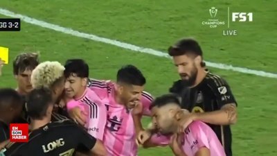 Luis Suarez bu sefer takım arkadaşını ısırdı