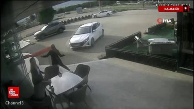 Balıkesir’de önce motosiklet ile çarpıştı sonra mağazaya daldı