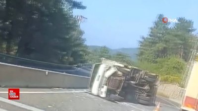 Muğla-Antalya karayolunda freni patlayan kamyon kaza yaptı