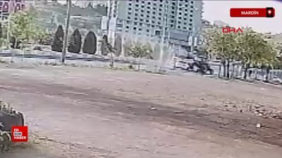 Mardin’de otomobilin su tankerinin altına girdiği kaza anı