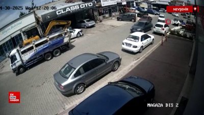 Nevşehir'de freni boşalan kamyon geri kayarak 4 araca çarptı