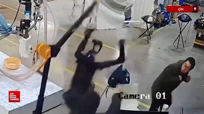 Çin'de kodlaması yapılan robot, etrafına saldırdı