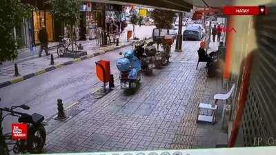 Hatay'da sürücüsünün fren yerine gaza bastığı otomobil kaldırıma çıktı