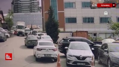 İstanbul'da park halindeyken freni boşalan kamyonun araçlara çarpma anı