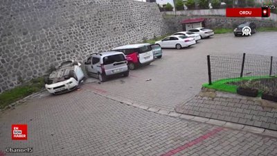 Ordu'da istinat duvarından site bahçesine düşen otomobilin sürücüsü öldü